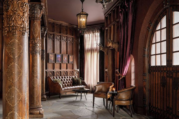 Lobby lounge