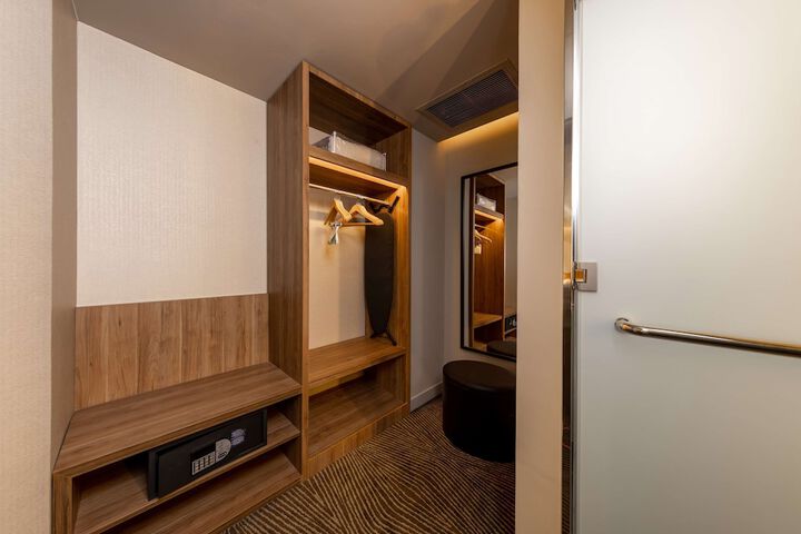 Room 8 of 77