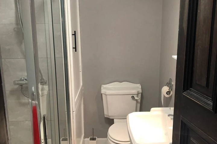 Room 8 of 10