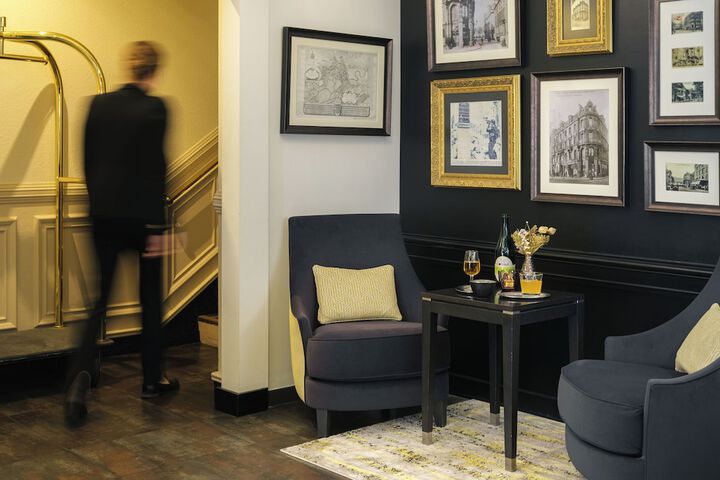 Lounge 41 of 47