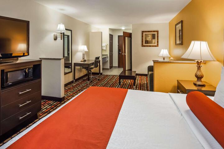 Suite 1 King Bed Sofa Bed Mini Suite Microwave and Refrigerator Full Breakfast (6 of 20)