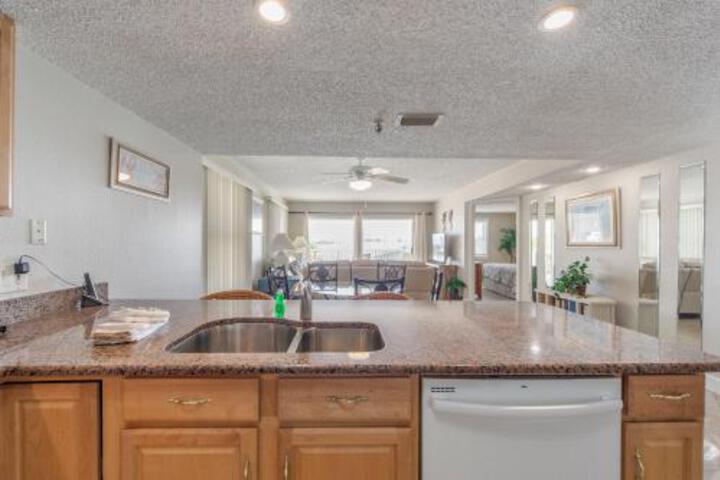 305 Beach Place Condos in St. Petersburg, FL