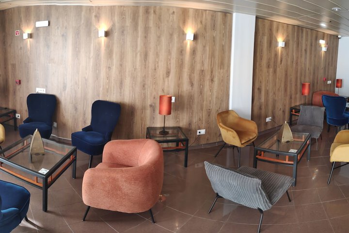 Lounge 57 of 82