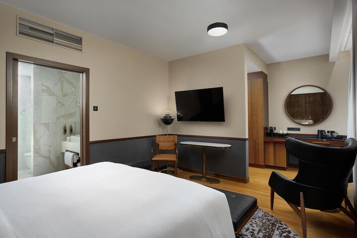 Room 53 of 132