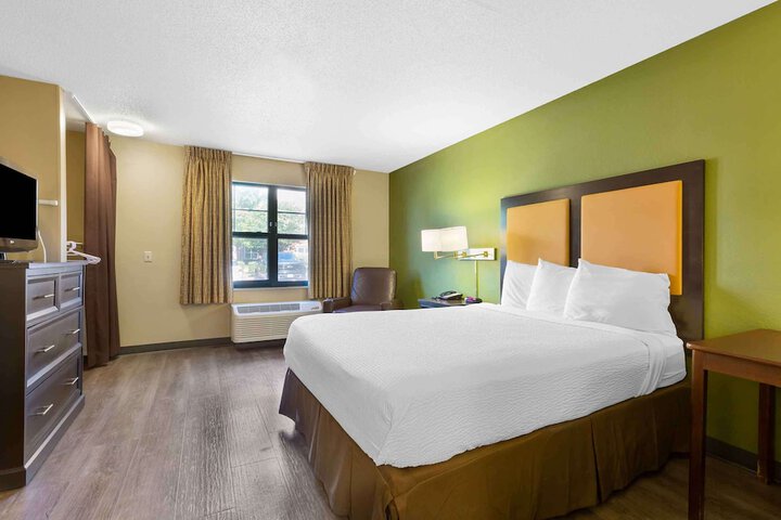 Queen Bed Kitchen (4 of 10)