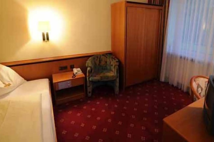 Room 8 of 45
