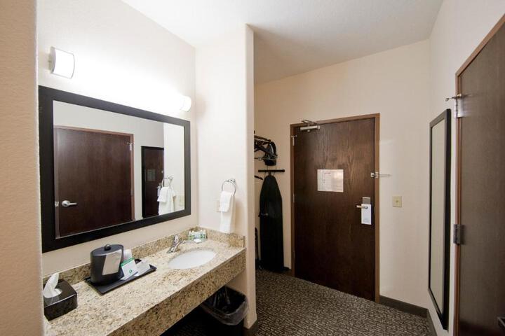 Guest Room 2 Queen Beds (10 of 12)