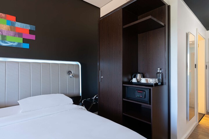 Room 7 of 69