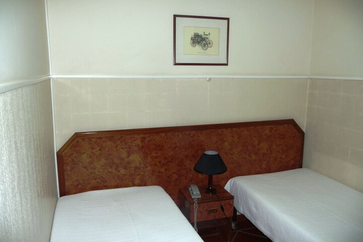 Room 9 of 30