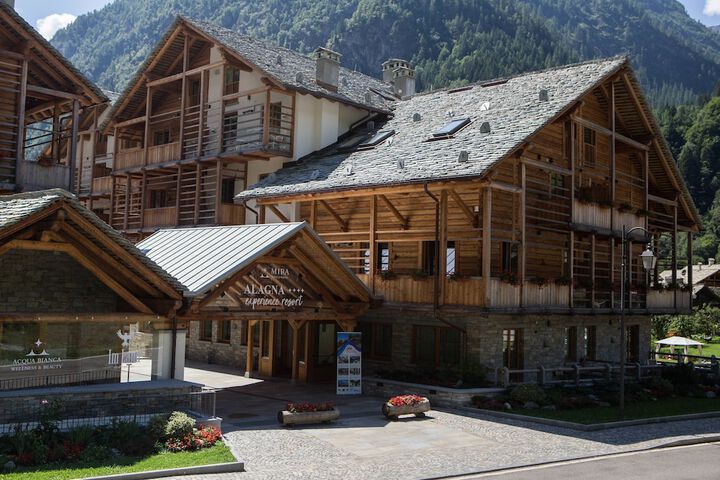 Hotel Exterior 45 of 47