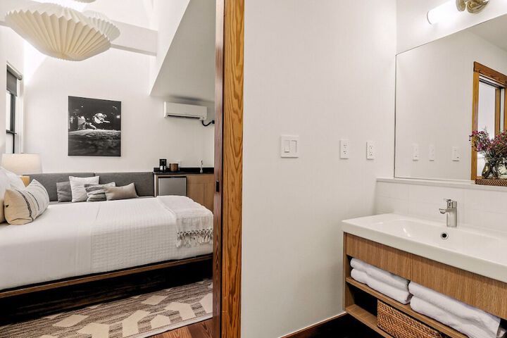 Room 52 of 77