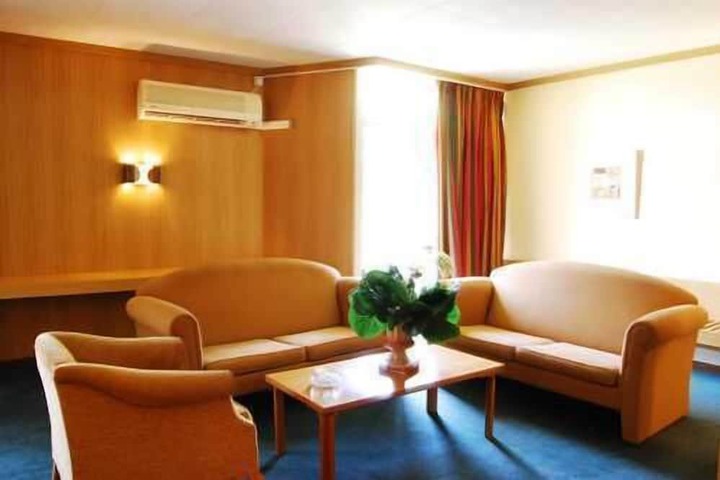 Room 16 of 45