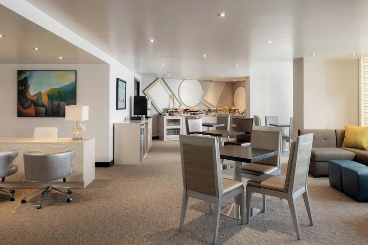 Lounge 109 of 135