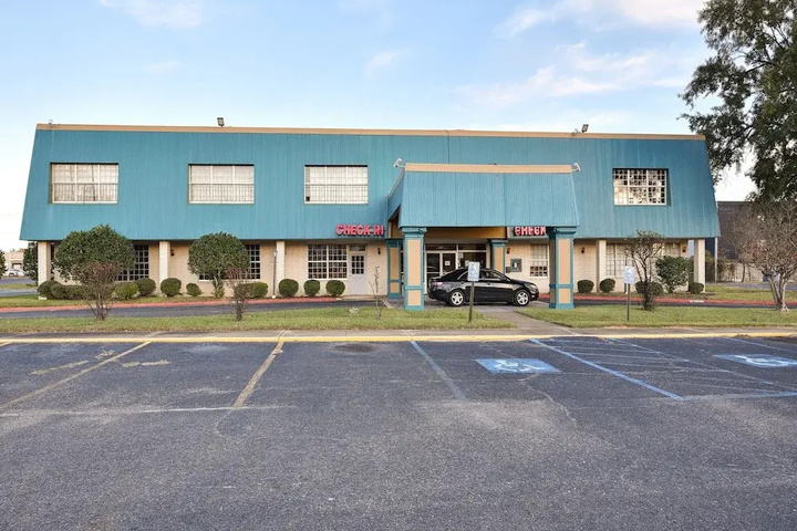 Exterior of Clover Inn & Suites