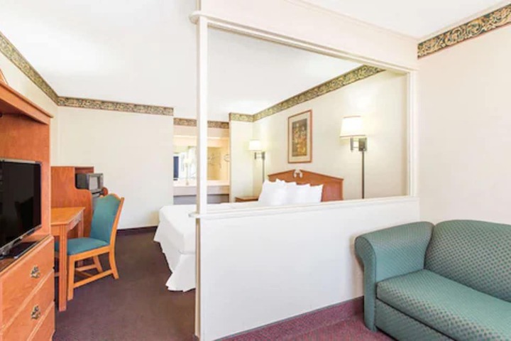 1 King Bed (8 of 8)