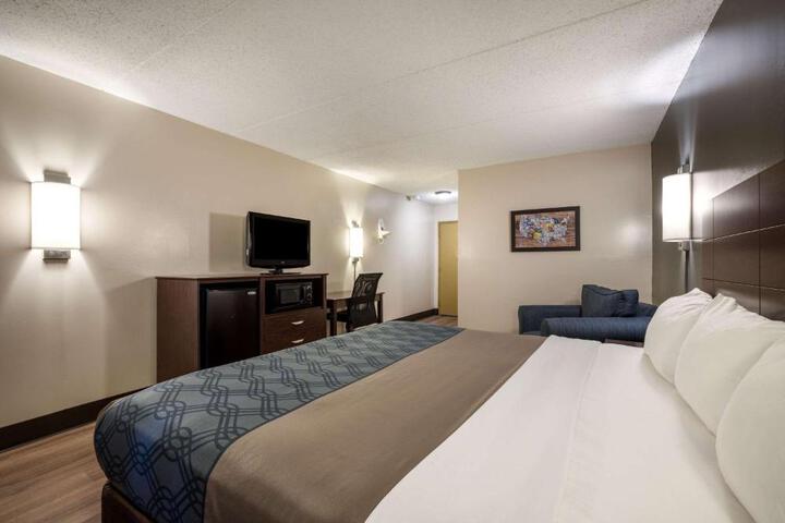 1 King Bed Mobility Accessible (13 of 17)