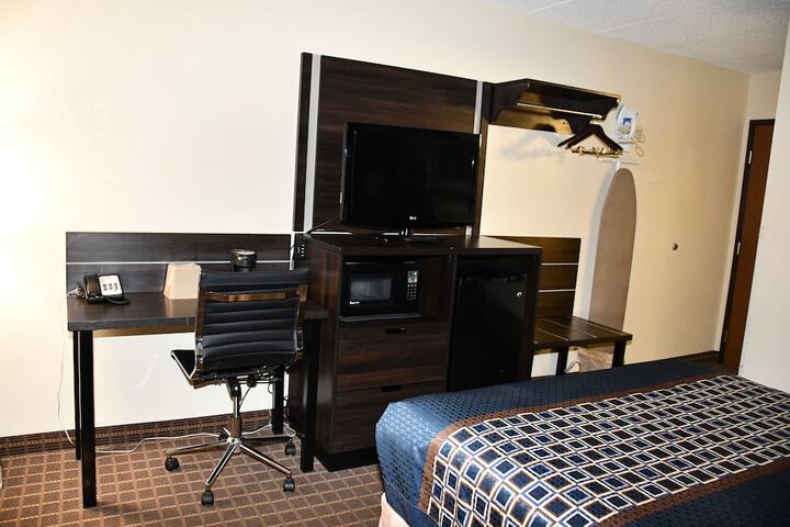 Standard Single Queen Bed (5 of 8)