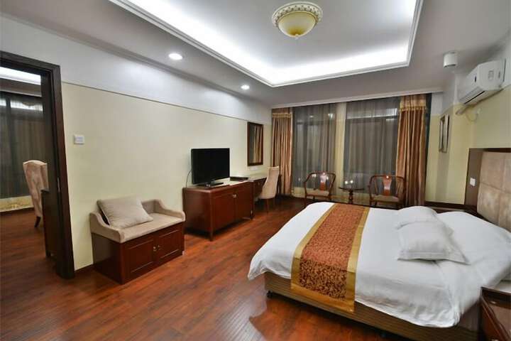 Room 10 of 36