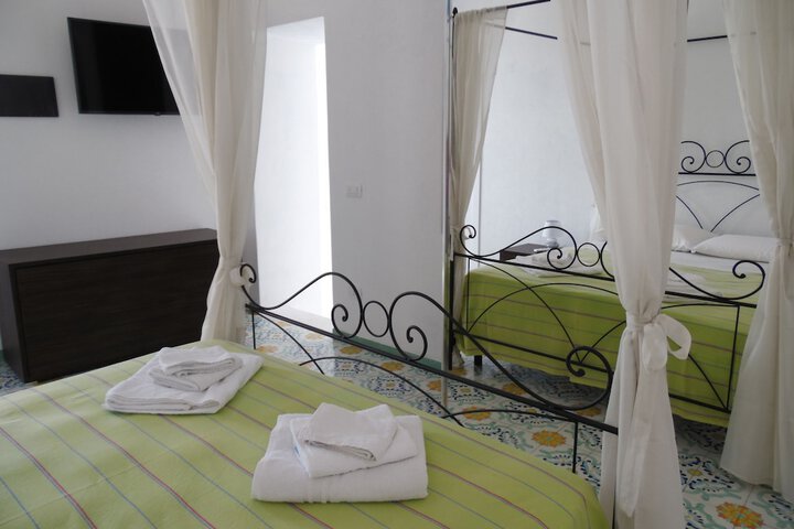 Room 4 of 72