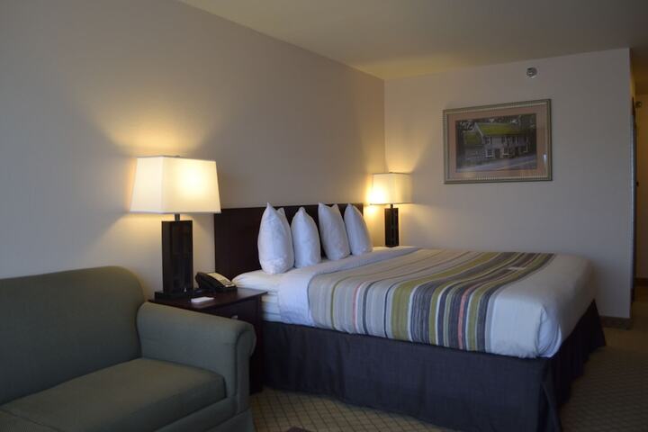 1 King Bed (1 of 18)