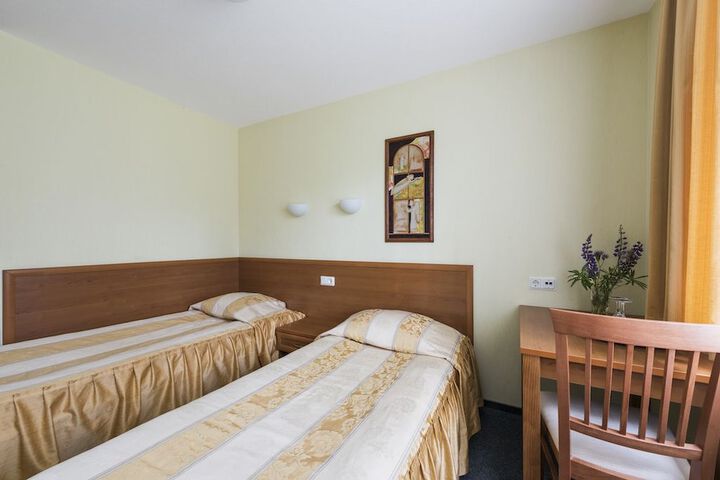 Room 3 of 64