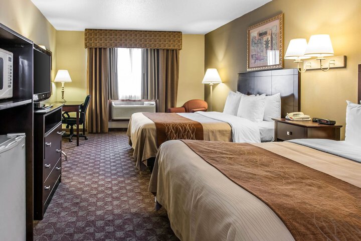 2 Queen Beds (5 of 8)