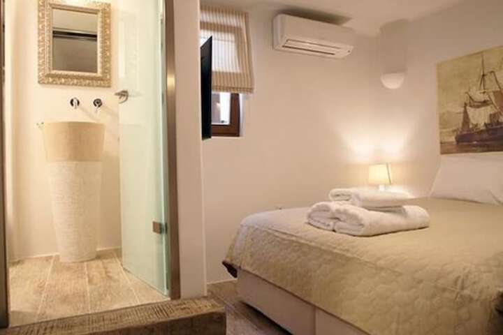 Room 5 of 12