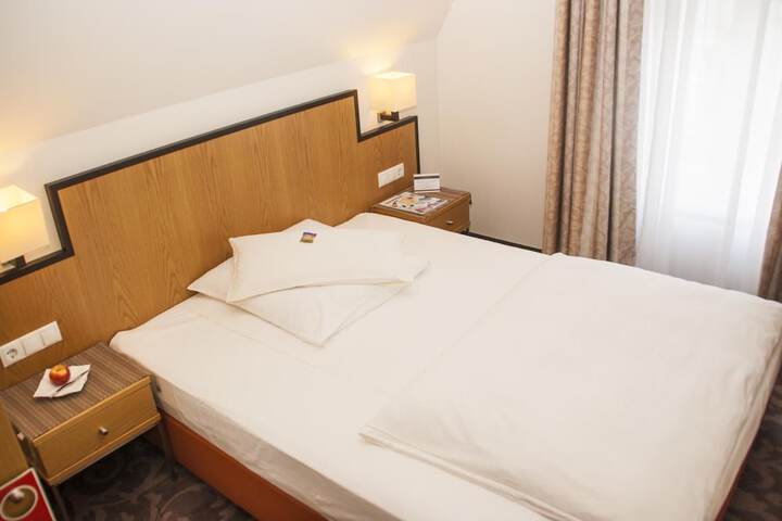 Room 11 of 38