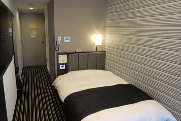 Room 2 of 25