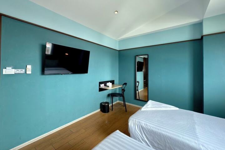 Room 6 of 11