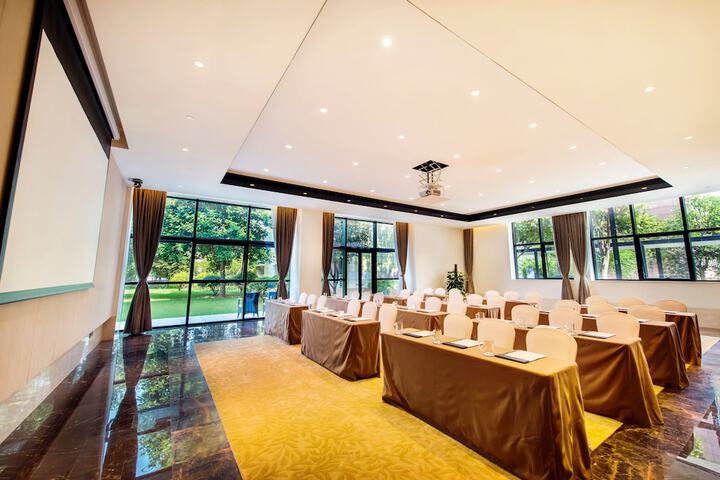 Ballroom/Hall 42 of 55