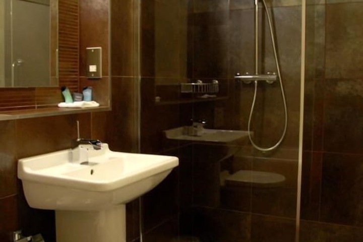 Room 4 of 8