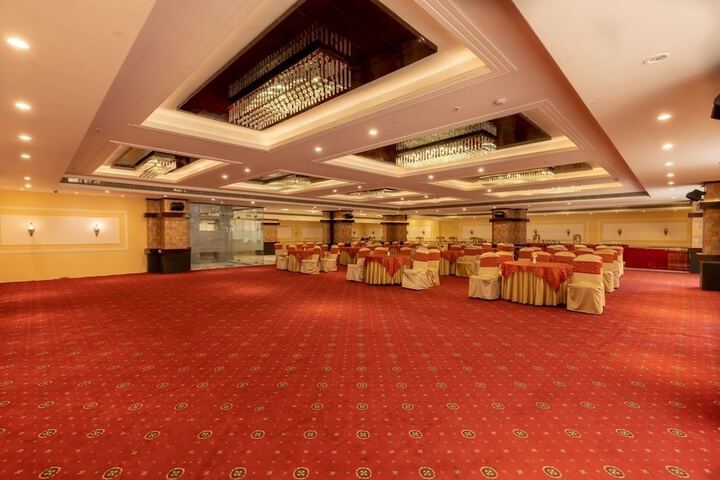 Ballroom/Hall 14 of 16