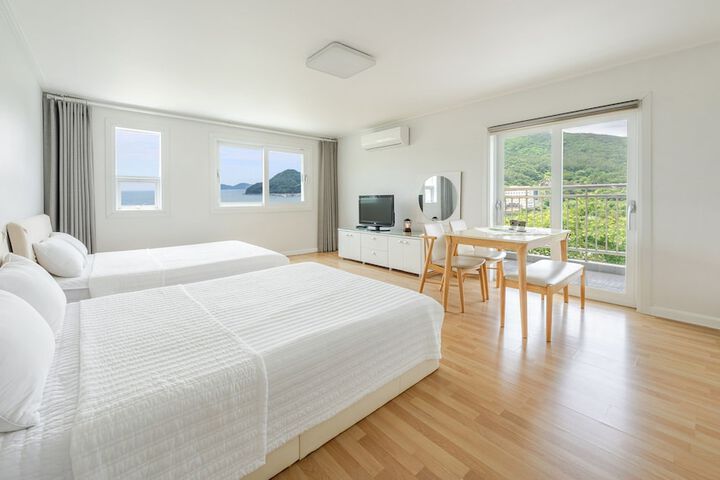 Room 2 of 85