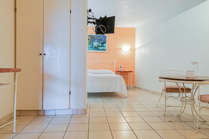 Room 13 of 33