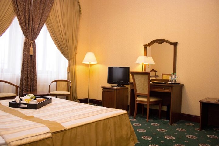 Room 4 of 77
