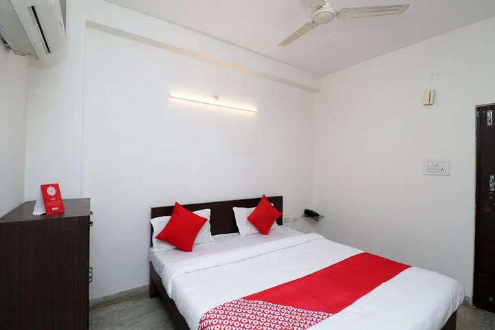 Room 4 of 12