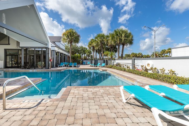 Indoor/outdoor pool