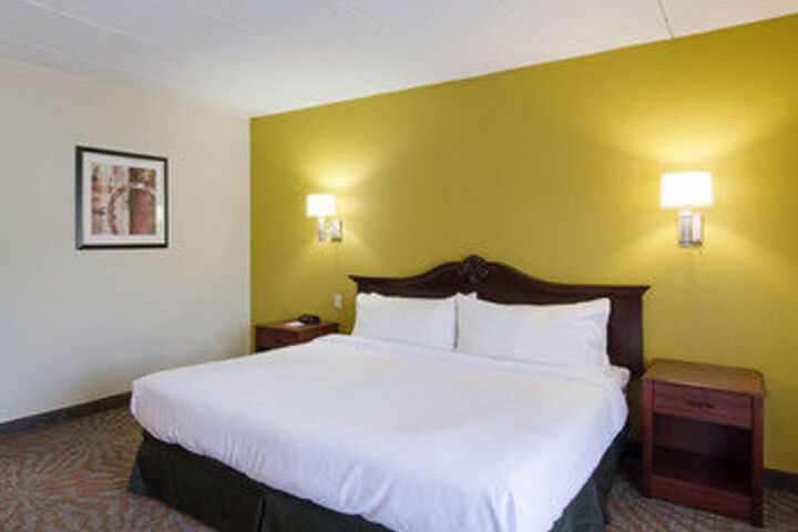Room 11 of 28