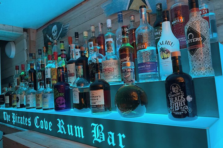 Lounge 153 of 156
