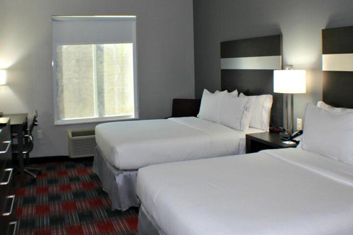 2 Queen Beds Standard Mobility Accessible Tub (9 of 9)