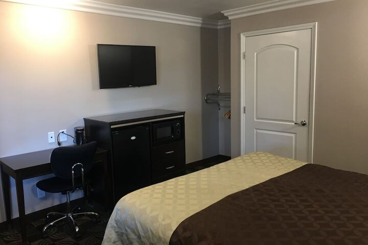 Deluxe King Bed Jetted Tub (11 of 16)