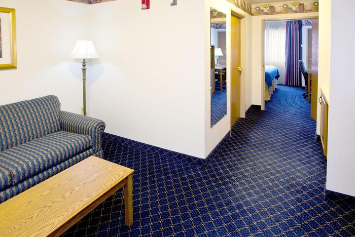 1 King Accessible Comm Assist Bathtub Microwave, Refrigerator Full Breakfast (1 of 33)