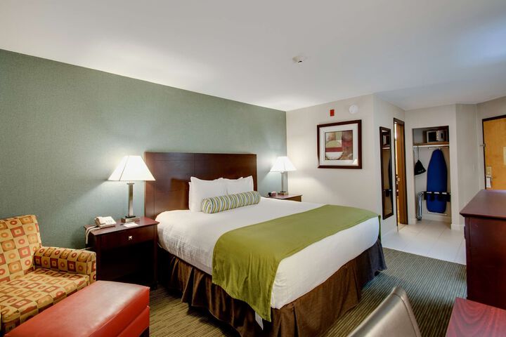 1 King Bed Microwave and Refrigerator WiFi Full Breakfast (5 of 15)