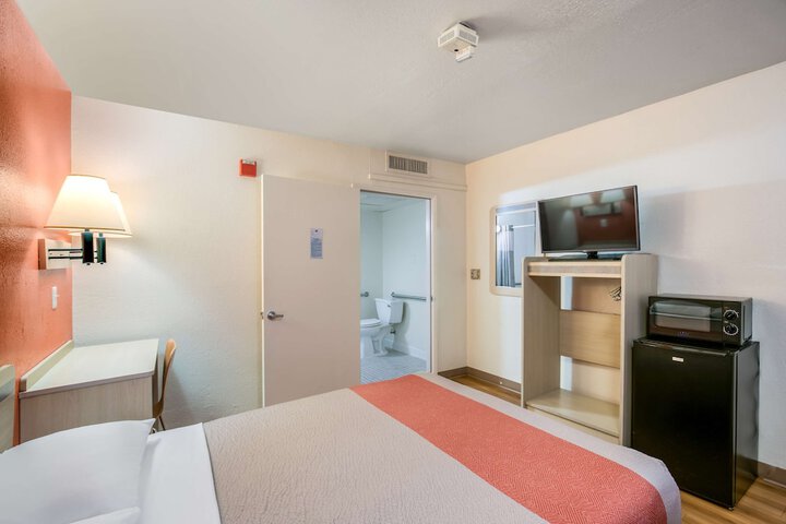 1 Queen Bed (9 of 16)