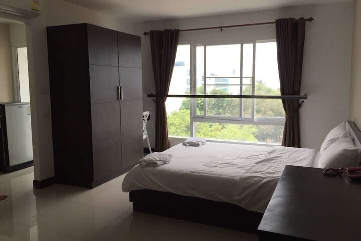 Room 5 of 10