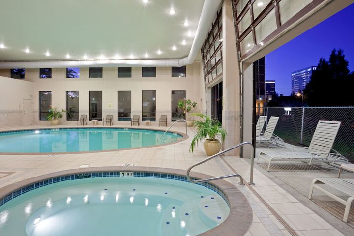 Indoor spa tub
