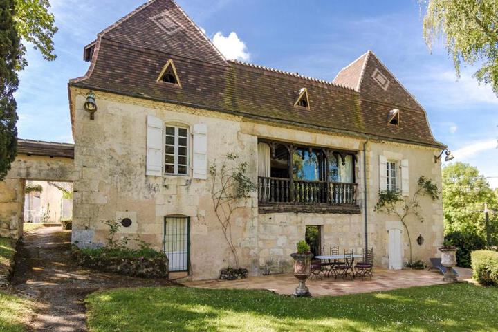 Ritzy Mansion in Sourzac with Tennis Court