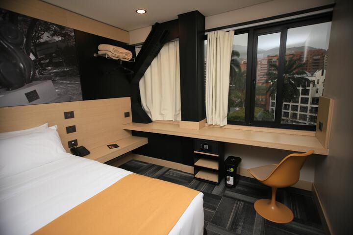 Room 27 of 43