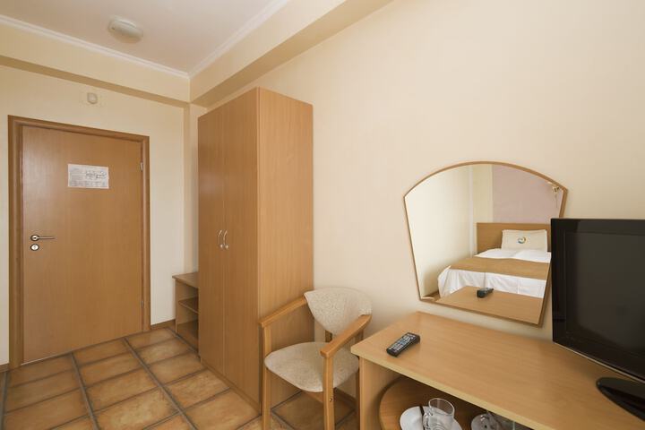 Room 10 of 33